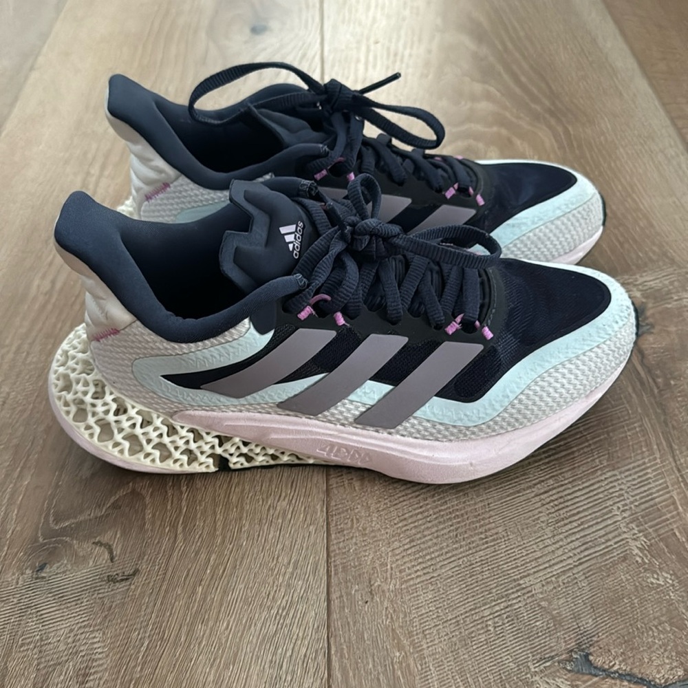 Like New Big Kids Adidas tennis shoes size 4. Missing insoles
